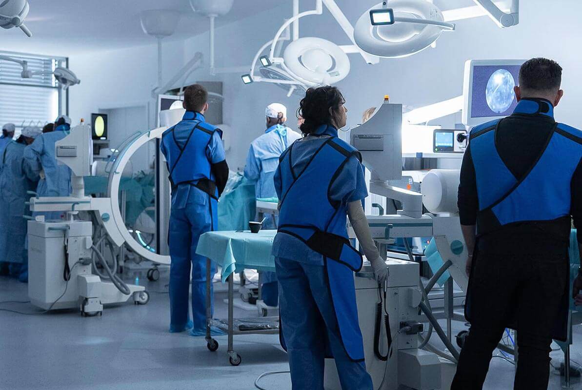 the difference between endoscopic and traditional surgical systems